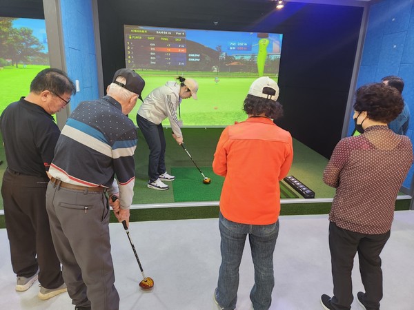 김천시는 지역 어르신들의 여가문화 활성화를 위해 경상북도 내 최초로 스크린파크골프장을 김천시 노인복지관에 설치, 운영하고 있다. (사진=김천시)