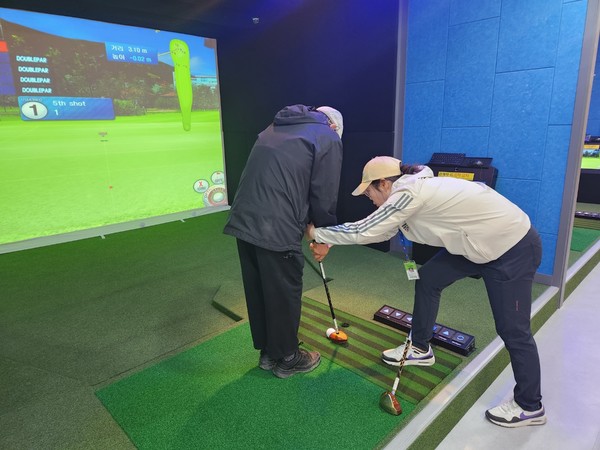 김천시 노인종합복지관에서는 프로그램 일부가 노인건강문화센터로 이전됨에 따라 비어있던 공간 일부를 리모델링하여 스크린파크골프장(3타석)을 설치해 현재 총 60명의 어르신이 3월 25일(월)부터 기본강습을 하고 있다. (사진=김천시)