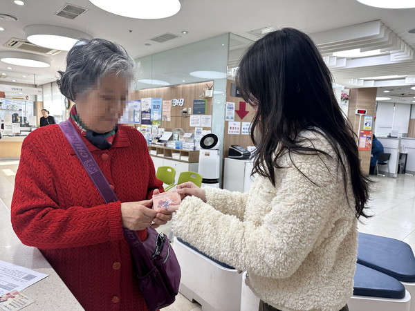 영등포구는 서울시 자치구 중 처음으로 구 예산을 활용해 교통카드 300매를 자체 마련하여 추가 지원할 예정으로, 자진 반납을 완료한 어르신들이 교통카드를 신속하게 수령할 수 있게 되었다. (사진=영등포구)