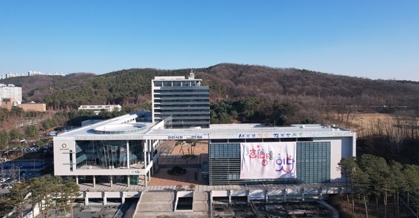 천안시가 충남 최초로 홈페이지 내 공직자 성명을 비공개로 전환했다. 천안시청 전경 (사진=천안시)