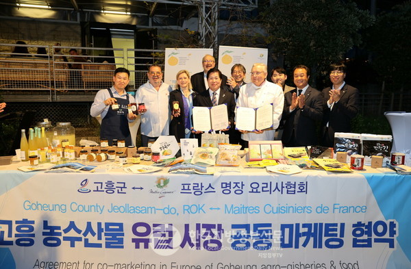 공영민 고흥군수가 지난 7일 세계적인 '프랑스 명장 요리사협회'와 고흥 농수산물 유럽시장 공동마케팅 업무 협약을 하고 기념촬영을 하고 있다.(사진=조용원 기자/고흥군청)