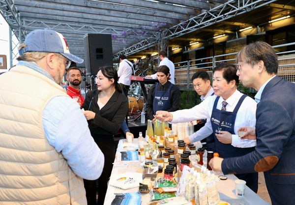 공영민 고흥군수(오른쪽 두번째)가 총회에서 기조연설을 마친 후 유럽 전역 스타 셰프에게 고흥 유자, 유자 곡물당, 고흥 김 등을 직접 소개하고 있다.(사진=조용원 기자/고흥군청)