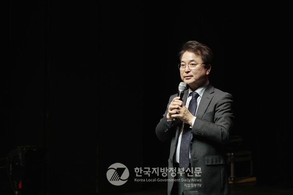 육동한 춘천시장(사진)이 직접 주연한 연극을 통해 주민참여예산제도를 홍보하는 전국 최초의 이색적인 정책 시행이 화제가 되고 있다(사진=춘천시청)