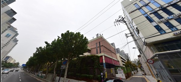  강남구는 지난 4월 1일 전국 지방정부 최초로 ‘이면도로 지중화 사업 타당성 조사 연구용역’에 착수했다. 도곡로 지중화 준공전 모습 (사진=강남구)