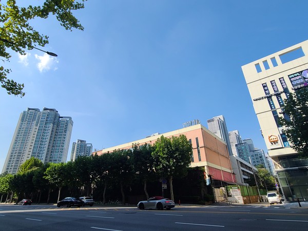 강남구는 현장 조사를 비롯해 주민 생활 밀착 지역, 유동 인구, 보행환경 개선 시급성 등에 대한 종합분석을 토대로 우선순위를 설정하고 기술적 시공 방법, 사업비 산출을 통한 B/C분석 등 구체적인 추진 방안에 대하여 검토한다. 도곡로 지중화 준공후 모습 (사진=강남구)