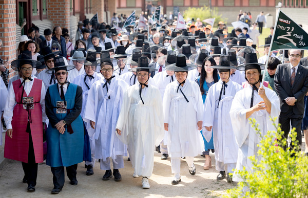 퇴계선생 마지막 귀향길 재현행사는 455년 전(1569년) 음력 3월 4일, 퇴계선생이 선조 임금과 조정 신료들의 간곡한 만류에도 귀향길에 오른 그날부터 안동 도산서원까지 14일간 약 270여㎞를 걸어 내려오신 것을 재현한 행사다. (사진=경북도)