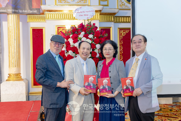 이날 행사에 참석한 후 기념촬영하고 있는 조철현 작가, 응우옌띠엔루언 응우옌짜이대학교 설립자 겸 총장, 최희영 도서출판 라운더바우터 대표, 안경환 박사(왼쪽부터)(사진=베트남 MH Group)