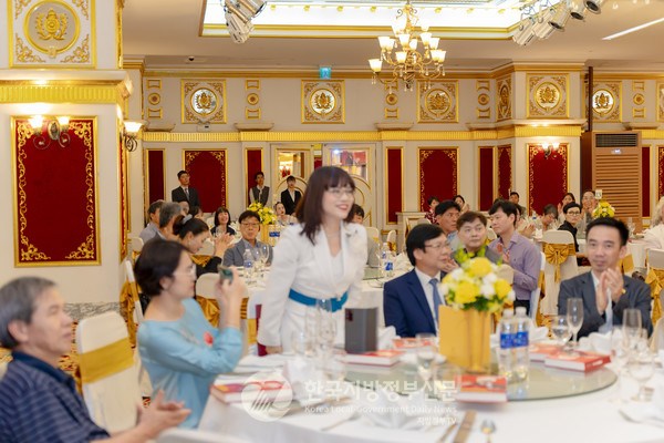 이날 출판기념회에는 내외빈 120여 명이 참석해 성황을 이루었다. 내빈 인사하는 응우옌티민항 MH Group 회장(사진=베트남 MH Group) 