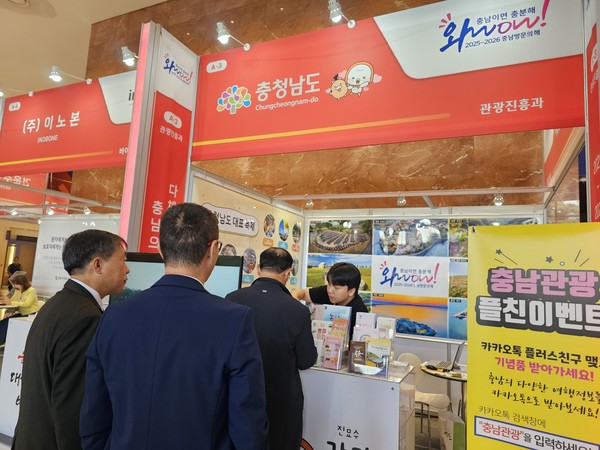 워디와 가디는 방문객과 기념사진을 찍는 인형탈 이벤트와 함께 충남관광 ‘카카오톡 플러스친구(충남여행) 맺기’ 등을 통해 행사 방문객들이 지속적으로 충남관광 정보 안내를 받을 수 있도록 활동한다. (사진=충남도)