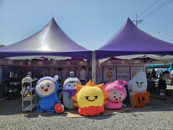 동해시(시장 심규언)는 지난해 개발한 대표 관광캐릭터 가운데 최근 망상해수욕장을 캐릭터화한 ‘망상이’가 대중들에게 뜨거운 관심을 받으며, 최고의 관광캐릭터로 선정됐다고 밝혔다. (사진=동해시)