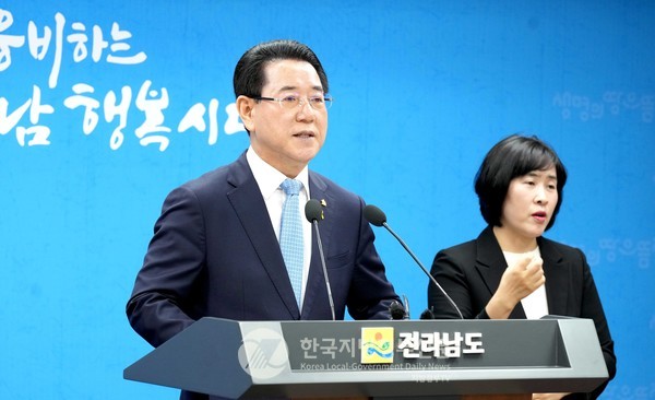 김영록 전라남도지사가 17일 오전 도청 브리핑룸에서 “최근 전라남도 국립의과대학 설립을 위한 정부 추천대학 선정과 관련해 지역 내 논란과 갈등이 커지고 있어, 이해와 협력을 구하고자 한다”며 긴급 대도민 호소문을 발표하고 있다.(사진=전남도청)