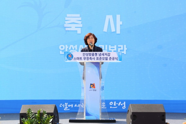 김보라 안성시장은 “오늘 여기 안성맞춤형 냄새저감 표준모델 준공은 안성시 축산냄새 5개년 저감대책의 첫 결실로 안성시 ESG 상생축산의 비전을 달성하고, 축산냄새 해결은 물론 생산성을 높이는 농가 경쟁력까지 갖춰 대한민국 축산을 한단계 끌어올리는 계기가 되었다”라고 밝혔다. (사진=안성시)