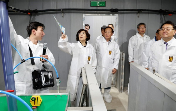 두오팜 농장은 안성시가 서울대학교와 산학협력단과 합동으로 개발한 「안성시 안성맞춤형 냄새저감 스마트 무창축사 표준모델」을 적용해 건립된 최초의 돼지 농장으로 시비 10억, 자부담 55억을 포함해 총 사업비 약 65억원이 투입되었으며, 건축면적 2동, 3,193㎡의 규모로 돼지 약 3,350두를 일관 사육(자돈생산 및 비육)할 수 있다. (사진=안성시)