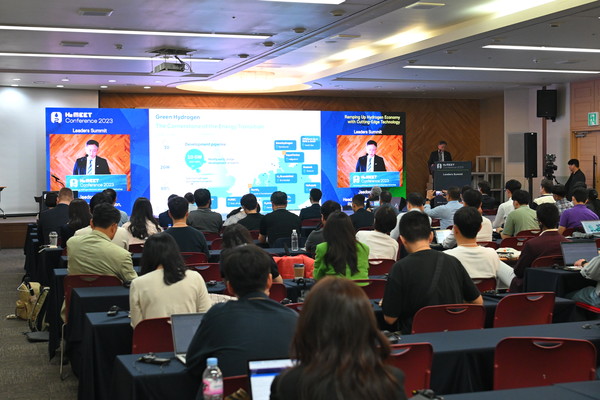 경기도는 이번 지역특화컨벤션 공모사업을 통해 선정된 행사의 개최 지원으로경제적 파급효과를 생산유발효과 약 60억 원, 부가가치유발효과 약 25억 원, 취업유발효과 65명, 고용유발효과 40명 등 지역 경제효과가 창출될 것을 기대하고 있다. '2023 H2 MEET 컨퍼런스' 모습 (사진=경기도)