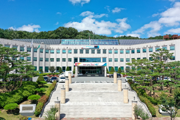 계룡시는 자원봉사 활성화를 위해 자원봉사활동 마일리지를 지역상품권(계룡사랑상품권)으로 지원하는 사업을 시행하였다고 밝혔다. 계룡시청 전경 (사진=계룡시)