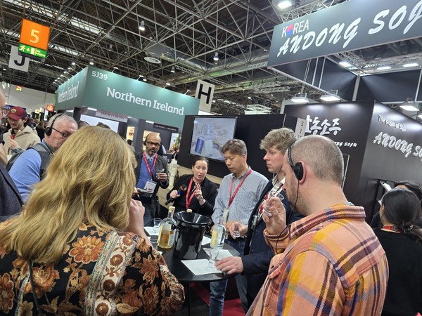 지난 3월 독일 뒤셀도르프에서 65개국 5400여 개 업체가 참가한 세계 최대 B2B 주류 박람회인 ProWein 2024에 (사)안동소주협회 7개 회원사가 참가하여 안동소주 독립 홍보관을 운영하고 세계의 명주와 나란히 전문가 시음과 바이어 상담 등 홍보 활동을 펼쳤다. (사진=경북도)