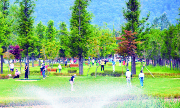 화천지역에는 현재 하남면 북한강 일대에 산천어 제1, 2구장, 화천생활체육공원 파크골프장 등 대한파크골프협회 인증 18홀 정규 구장 3곳이 운영되고 있다. (사진=화천군)