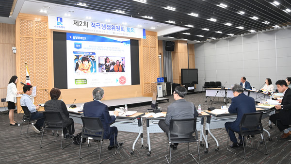 수원시가 23일 제2회 적극행정위원회 회의를 열고, 적극행정 우수사례 경진대회 사례를 심사하고 있다. (사진=수원시)
