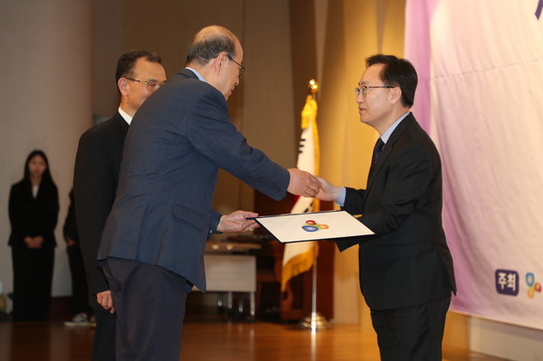 금천구는 '거버넌스의 꽃을 피우다! 금천형 주민자치회 운영'을 주제로 참여하여, 전 분야를 망라하여 가장 우수한 지방정부장 1명에게 주어지는 대상을 수상했다. (사진=금천구)
