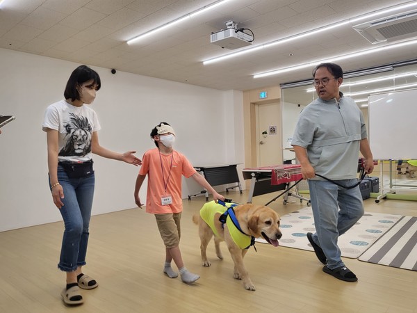 서울시는 오는 9월 ‘늘봄학교’ 전면 도입을 앞두고 서울시가 ‘늘봄학교’의 조기 안착을 위해 나선다. 「함께하멍, 더 사랑스럽개」의 안내견 체험 프로그램을 참여하고 있는 아동 모습 (사진=서울시)