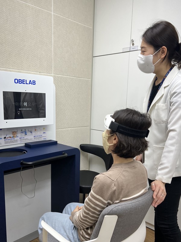 서초구는 지난해부터 60세 이상 서초구민을 대상으로 추진하고 있는 차별화된 치매예방 검사인 ‘뇌 산소포화도 고도장비 기반 인지선별검사’가 주민들의 큰 호응을 얻고 있다고 밝혔다. 인지 기능 검사 모습 (사진=서초구)