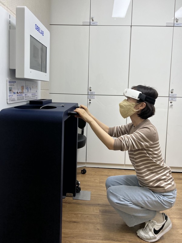 ‘뇌 산소포화도 검사’는 이마에 머리띠 모양의 고도장비를 착용 후 뇌의 활성도를 확인하는 검사로, 치매 검진의 정확도를 높이고 검사 결과에 따른 맞춤형 치매예방‧관리를 지원하고자 서초구가 전국 지방정부 중 최초이자 유일하게 실시하고 있다. 뇌 혈류 기능 검사 모습 (사진=서초구)