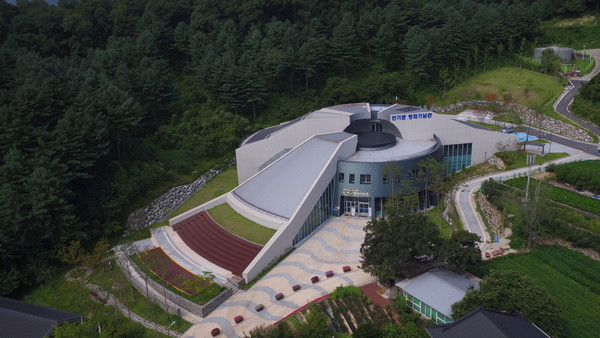 군은 현장 상황을 그대로 복원한 도로명주소 지도를 기반으로 초등학생 교육용 콘텐츠 및 가상현실을 구성해 VR(Virtual reality) (안전)체험 등이 가능한 영상을 제작, 전국 배포함으로써 군의 관광상품과 도로명주소를 함께 홍보하는 시너지효과를 활용해 음성군의 브랜드가치를 한 번 더 높일 계획이다. 반기문평화기념관  전경 (사진=음성군)