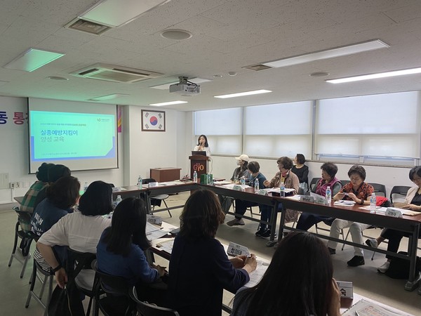 구로구는 구로2동, 고척2동, 오류2동, 수궁동 등 치매안심마을에서 치매 어르신 실종 대응 모의훈련 ‘G브로 프로젝트’를 시작한다. 실종 예방 지킴이 양성 교육 모습 (사진=구로구)