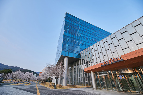 케이메디허브는 분석용 초고속원심분리기를 이용한 단백질 형태 분석 기술서비스를 지원한다고 3일 밝혔다. 케이메디허브 전경 (사진=대구시)