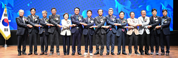 경상북도는 10일 포항시청에서 ‘바다숲을 통한 블루카본 선도 전략’이라는 주제로 경북도, 포항시, 해양수산부가 함께 공동 주최하고, 한국수산자원공단이 주관해 제12회 바다식목일 기념식을 개최했다. (사진=경북도)