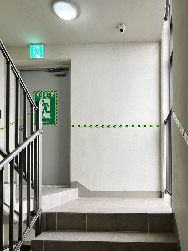 시는 사전 수요조사를 통해 총 596곳의 아파트 중 피난 유도 설비 설치를 희망하는 아파트 463곳과 오피스텔 116곳, 학교 187곳 등 총 766곳을 선정해 지난 10일 용인소방서와 용인교육지원청을 통해 피난 유도 설비를 전달했다. (사진=용인시)