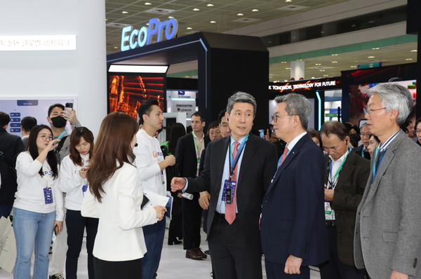 이강덕 포항시장이 지난 3월 ‘인터배터리 2024’를 방문해 현장을 둘러보고 있다. (사진=포항시)