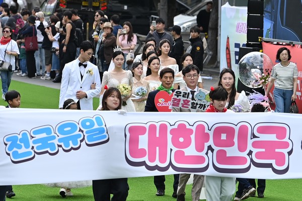 달서구는 지난 11일 대구 도심 국채보상로 일대에서 열린 2024 파워풀대구페스티벌 시민퍼레이드에 결혼을 주제로 '대한민국 결혼1번지 달서구'로 참가해 결혼을 통한 가족의 소중한 가치를 홍보했다. (사진=달서구)