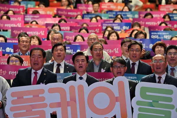 충남도가 최근 마련한 ‘힘쎈충남 풀케어 돌봄정책’에 도의회와 도교육청, 시군, 종교단체와 기업 등이 동참을 선언하고 나섰다. (사진=충남도)