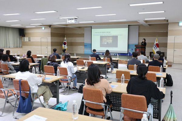 시는 올해 2월 어린이 안심통학서비스 개발에 착수하였으며, 지난 16일 시청 4층 소회의실에서는 시 관계자, 어린이집 대표단, 학부모 대표단, 동해교육지원청 관계자, ㈜키즈노트, ㈜엘지유플러스 등 30여 명이 참석한 가운데, 어린이 안심통학 서비스 시범사업 설명회를 가졌다. (사진=동해시)