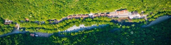 산책로 곳곳에 보행약자를 위해 휠체어충전기, 촉지도식 안내판, 감동의자 등 편의시설을 설치했으며 계곡주변 보행약자 전용 광장데크, 체험활동이 가능한 황토광장 등도 구성했다. (사진=금산군)