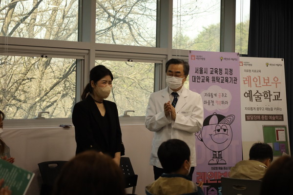 교과수업 등 학업 외에도 정신건강의학과 전문의와 8개 분야의 30여 명의 전문 치료 인력, 인프라를 통해 문제행동․불안 등 증상이 있을 때 바로 의료 및 치료진의 도움을 받거나 필요에 따라선 약물 치료나 심리상담도 병행하여 제공받을 수 있다. (사진=서울시)