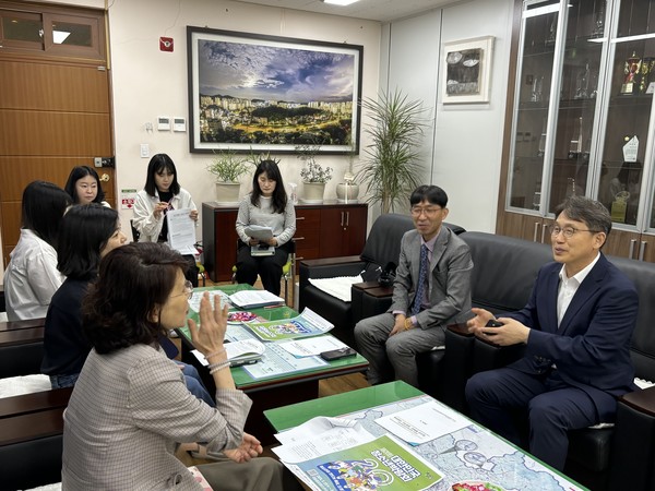 천안시청소년재단 청소년상담복지센터가 23일 쌍용1동에 방문해서 ‘청소년 행복넷’ 사업을 설명하고 있다. (사진=천안시)
