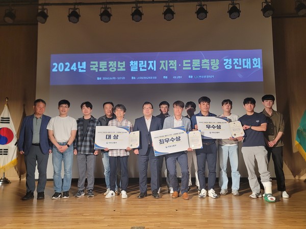 서울시는 국토교통부 주최 ‘2024년 국토정보 챌린지 지적·드론측량 경진대회’ 지적측량 분야에서 대상을 수상했다.
