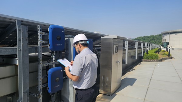 용인특례시는 산업통상자원부가 주관하는 ‘2024년 미래 지역에너지 생태계 활성화 사업’ 공모에 선정돼 국비 6억원을 확보했다고 27일 밝혔다. 시 관계자가 태양광발전 설비를 점검하고 있는 모습 (사진=용인시)