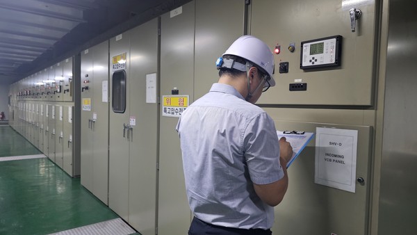 국비 지원 사업에 선정된 시는 국내 최초로 지역 주도 미래에너지 통합관리 플랫폼을 구축하는 것을 목표로 ㈜파란에너지와 함께 사업을 진행한다. 시 관계자가 전력공급 설비를 점검하고 있는 모습 (사진=용인시)