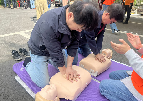 서대문구는 지난달과 이달에 걸쳐 관내 10개 아파트 단지로 찾아가 입주민 천여 명을 대상으로 아파트별 구조 및 피난시설에 맞는 대피방법을 알리고 화재 체험 프로그램을 진행했다. (사진=서대문구)