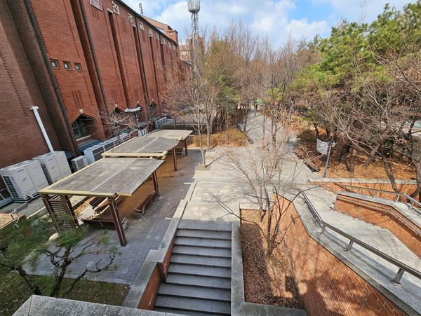 ‘제1호 녹지 입양’ 대상은 서초동성당 인근의 시설녹지로 면적은 약 2,400㎡다. (사진=서초구)