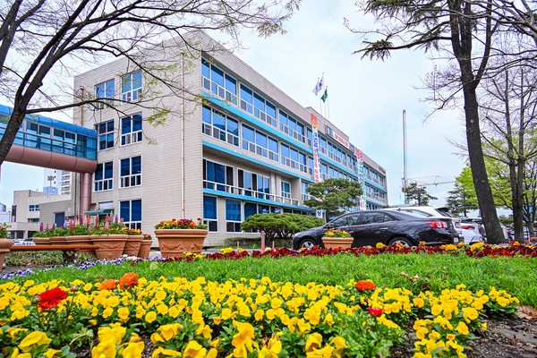 대전 중구(구청장 김제선)는 지역주민과 이용자들의 다양한 의견을 반영한 대전 최초 공공형 통합 실내놀이터 조성 사업을 추진한다고 밝혔다. 대전 중구청 전경 (사진=중구)