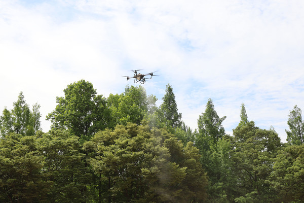 강남구는 지난 30일 늘벗근린공원에서 열린 발대식을 시작으로 본격적으로 드론 방역을 실시한다고 밝혔다.  (사진=강남구)