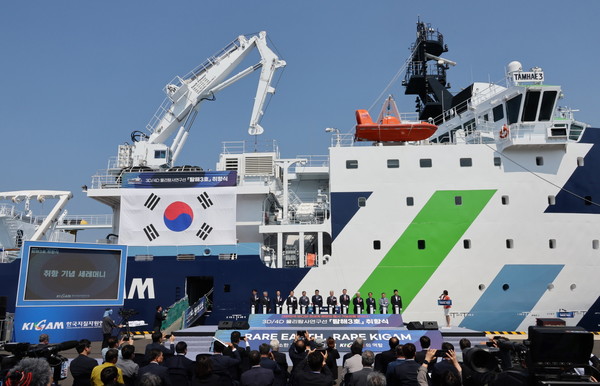 전 세계 바다를 힘차게 누비며 해저자원 탐사 및 지질조사를 수행할 바다 위 최첨단 연구소인 물리탐사연구선 ‘탐해 3호’의 역사적인 첫 항해가 시작된다. (사진=포항시)