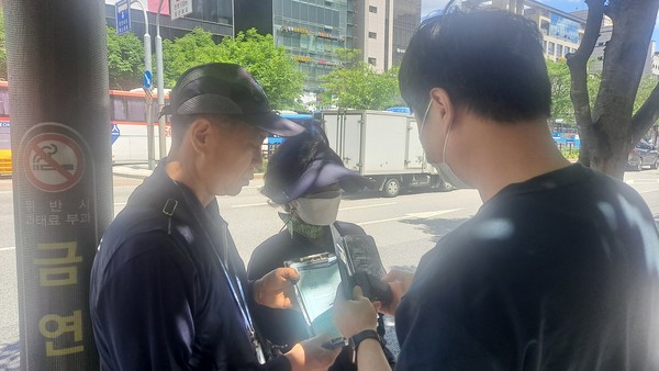 서초구는 휴대전화로 손쉽게 이용할 수 있는 ‘QR코드 활용 금연사업’을 추진해 호평받았다. (사진=서초구}
