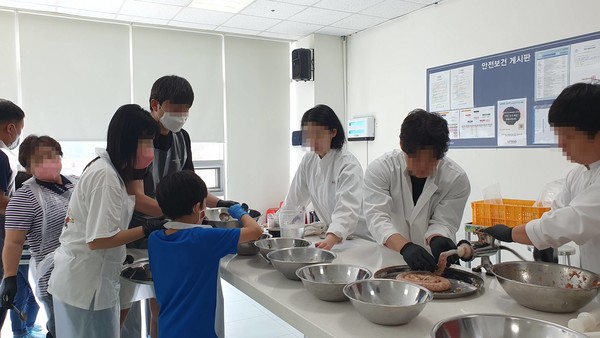  ‘흥미진진 음성 팩토리투어’는 대한민국 최초로 시도하는 팩토리 투어 시리즈로 음성군에 소재한 공장을 견학하고 제품이 어떻게 만들어지는지 체험해 보는 관광 상품이다. (사진=음성군)