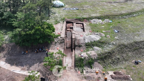이번에 발굴된 구릉 정상부를 에워싸는 패각층의 규모는 현재까지 국내에 알려진 다른 패총 유적들과 비교할 때 최대급으로 알려지고 있다(사진=해남군청)