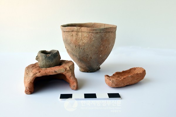 이번에 발군된 베모양 토제품(오른쪽)과 아궁이 토제품(왼쪽)(사진=해남군청)